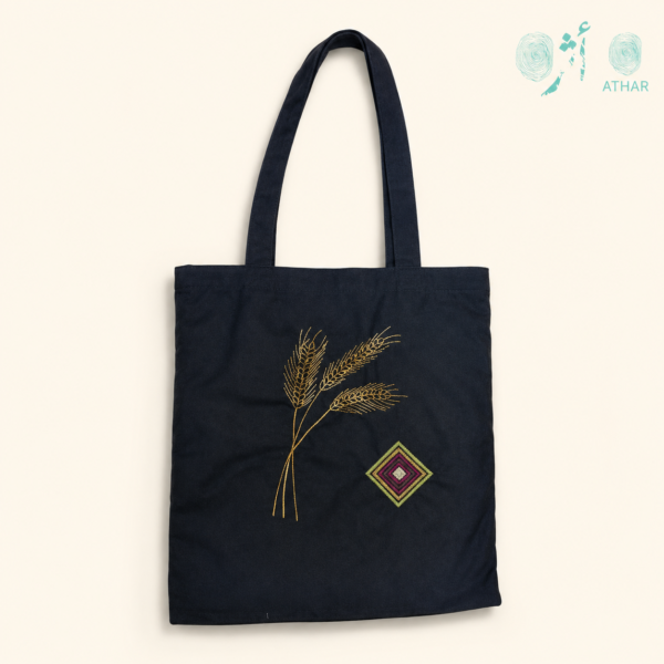 P-TZ-02-02 توت السعر 10 باغ توت باغ أسود بتطريز يدوي لسنابل القمح وزخرفة تراثية Black Tote Bag with Hand-Embroidered Wheat & Heritage Motif